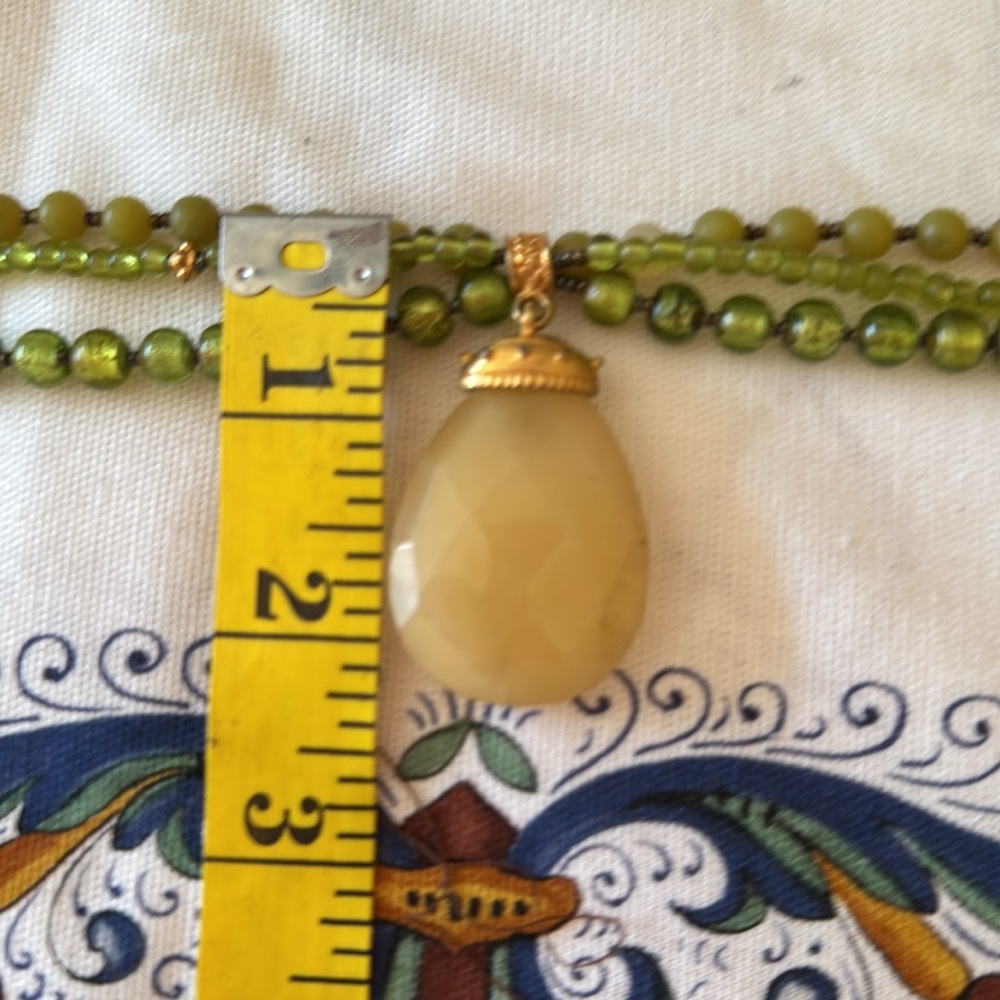 π©· BEAUTIFUL Quartz/Crystalline Green Necklace w/Gold Accents. Size: 19β X 2 1/4β - Picture 7 of 8